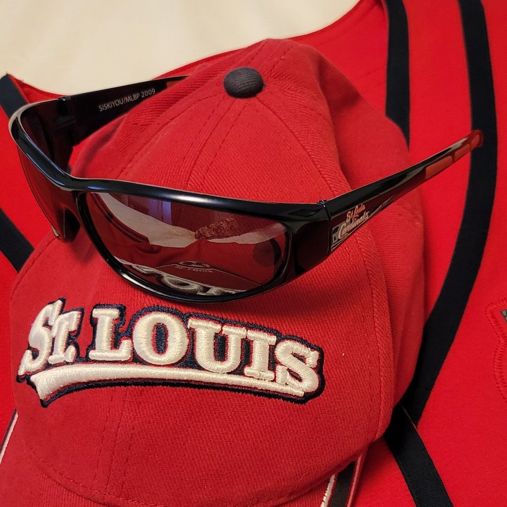 MLB St. Louis Cardinals licensed sports wrap baseball collectable sunglasses.